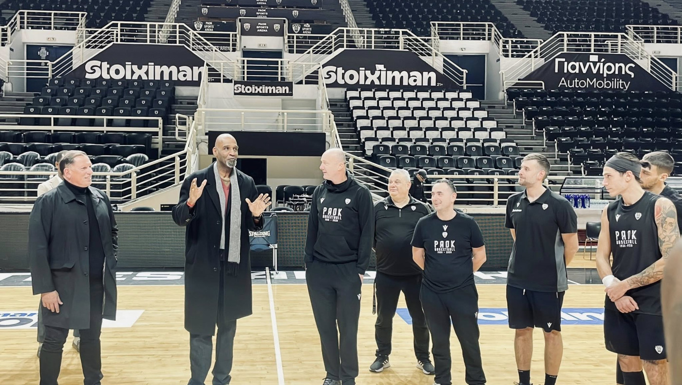 Ο σπουδαίος Κεν Μπάρλοου στην προπόνηση του ΠΑΟΚ πριν τον αγώνα με τον Παναθηναϊκό