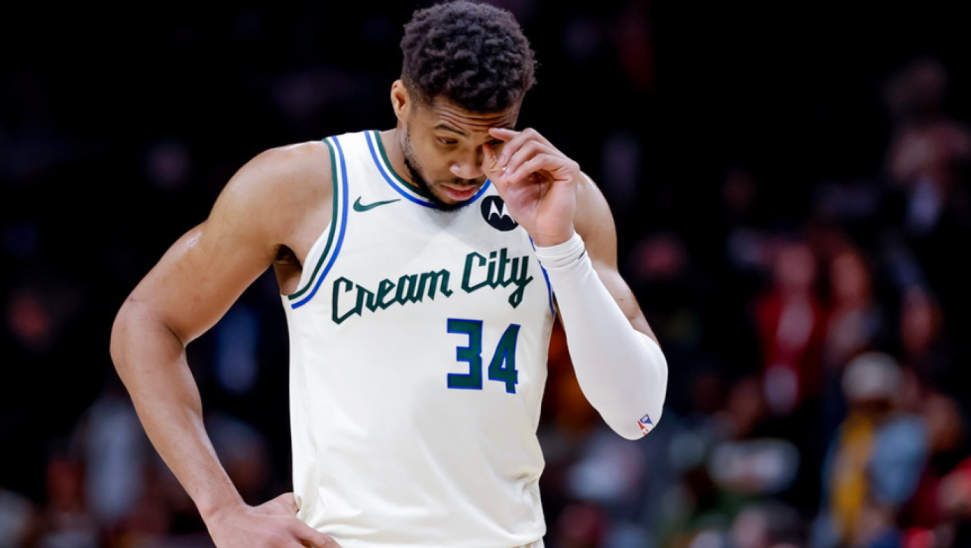 Σοκ στους Μπακς - Εκτός για τουλάχιστον ένα μήνα ο Αντετοκούνμπο