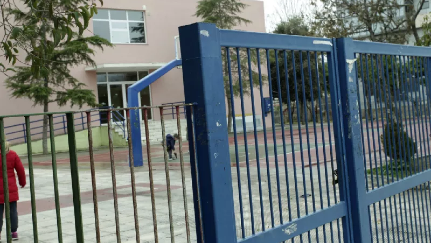 Πυρκαγιά σε αυλή σχολείου στην Ευκαρπία: Έβαλαν φωτιά σε κάδους