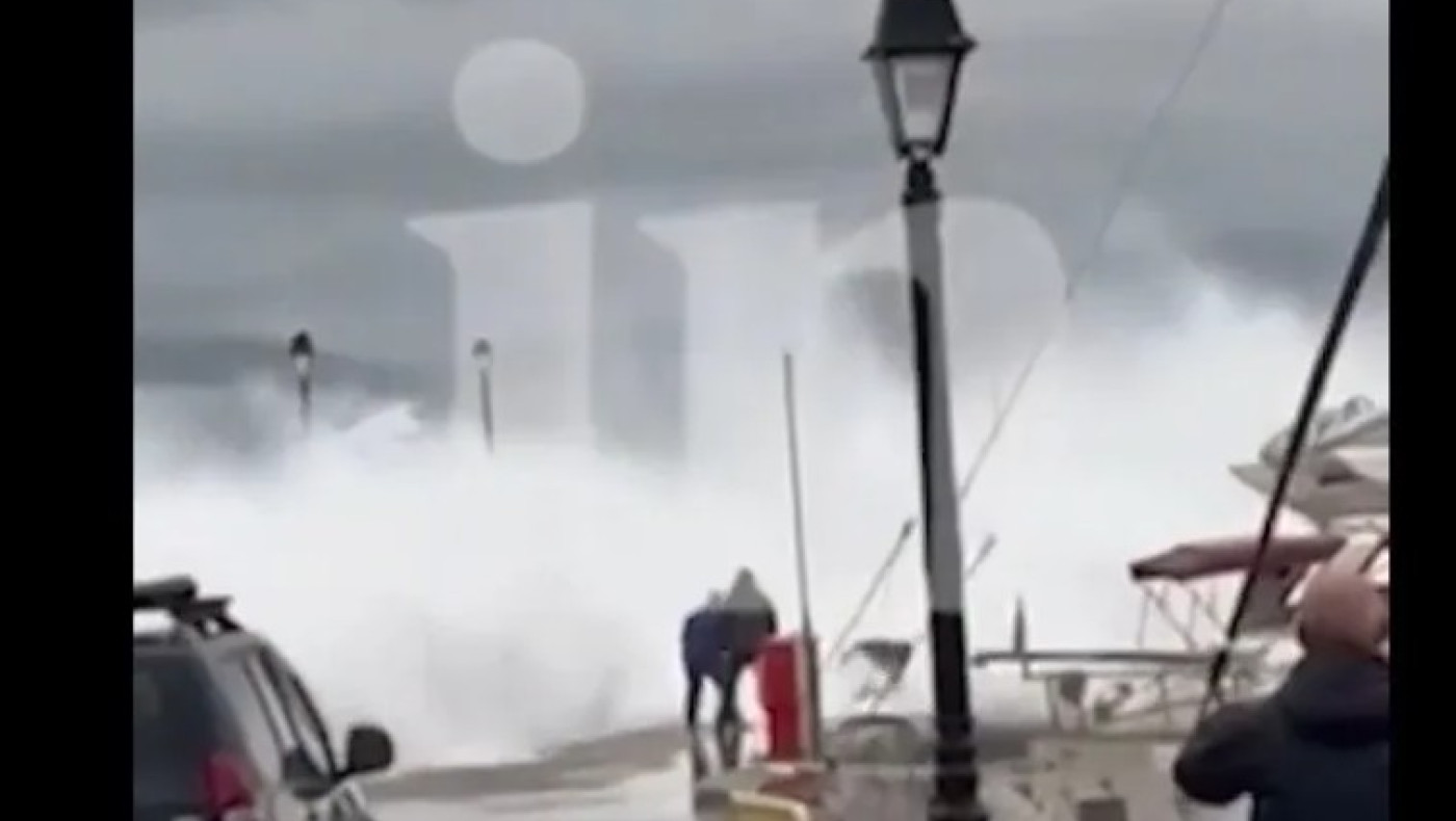 ΒΙΝΤΕΟ ΣΟΚ - Άστρος: Λιμενικός παρασύρθηκε και έχασε την ζωή του από μανιασμένα κύματα!