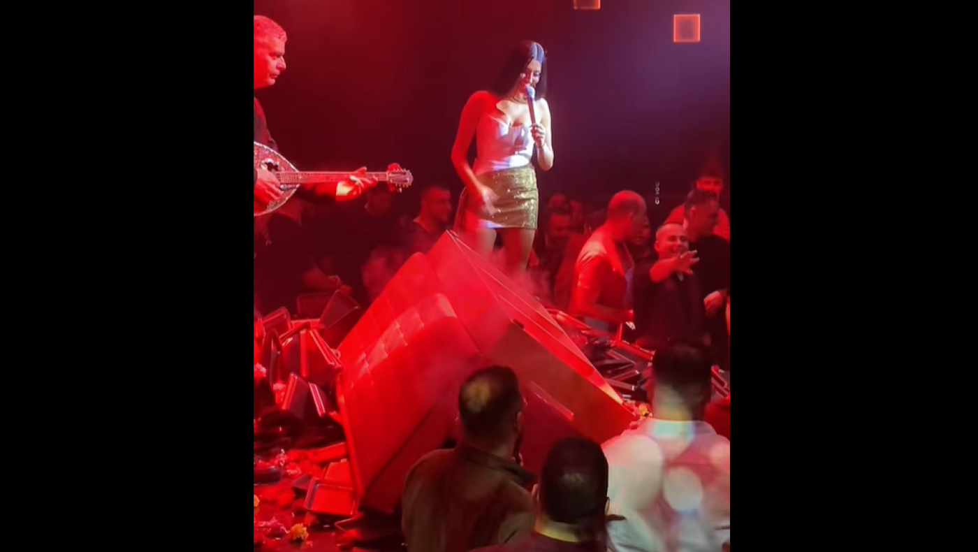 Θεσσαλονίκη: Πέταξαν… καναπέ σε πίστα νυχτερινού κέντρου