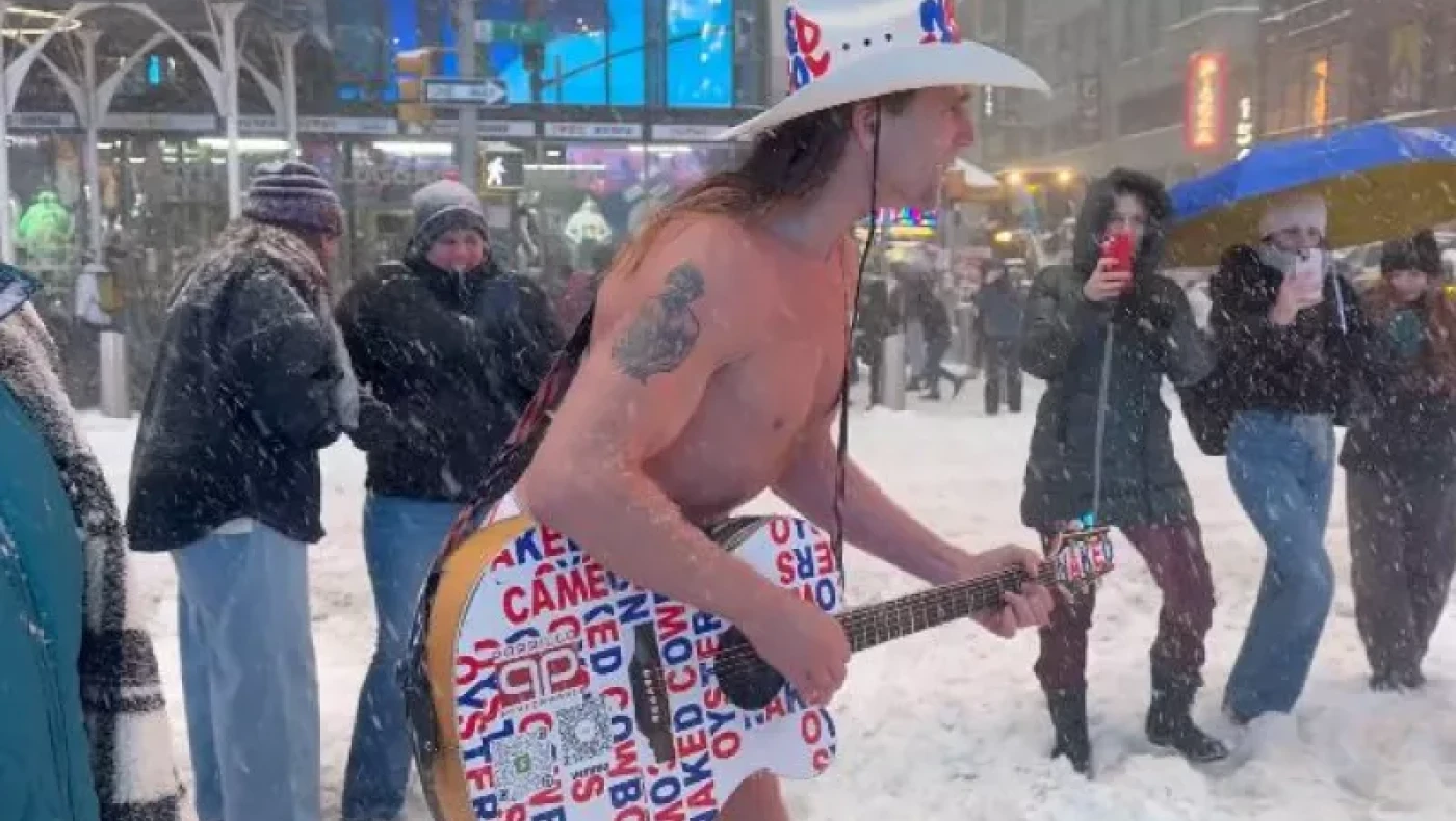 ΗΠΑ: Ακάθεκτος ο «γυμνός καουμπόι»-Τραγουδάει και χορεύει σε πολικό κρύο