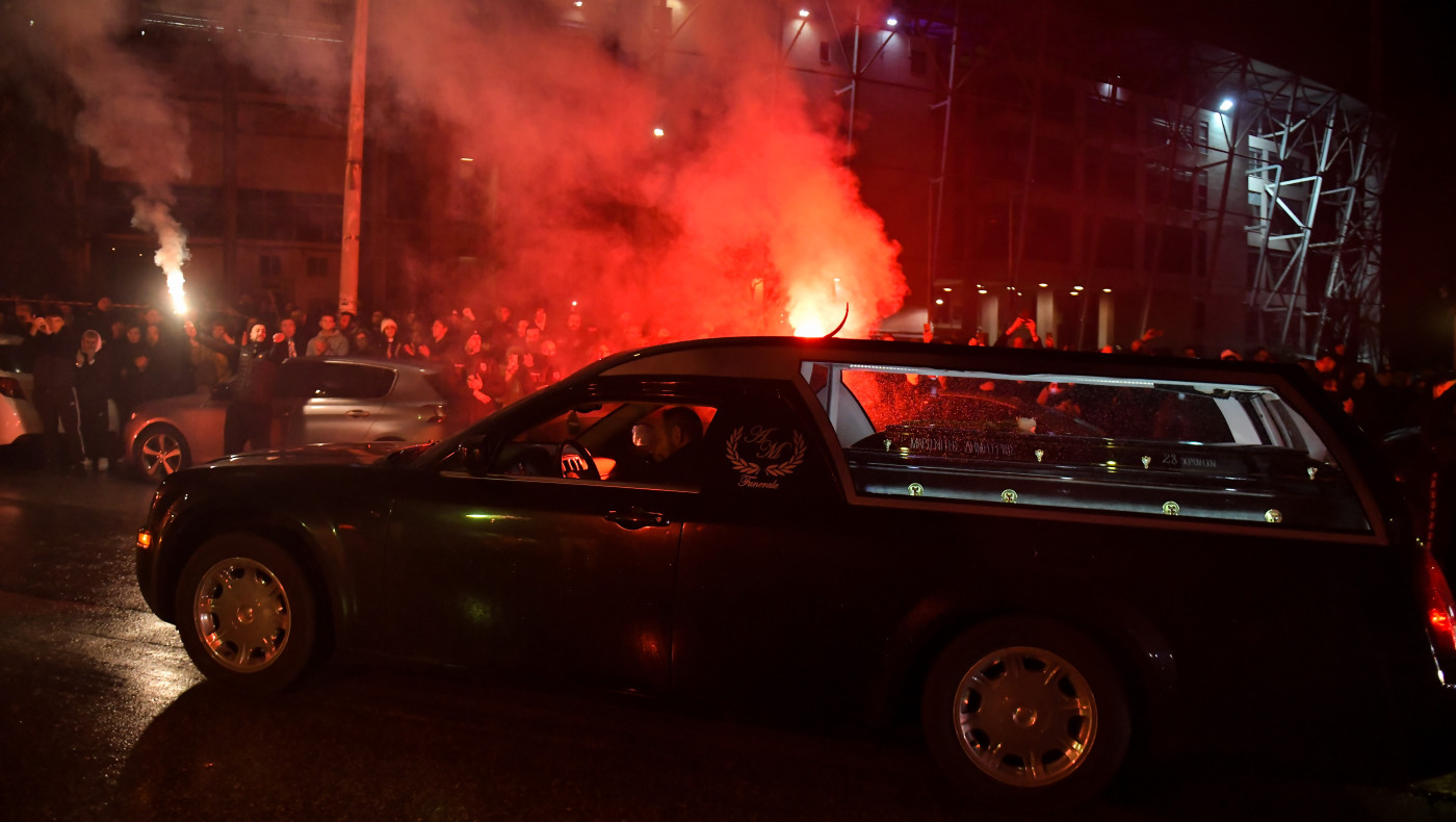 ΣΥΓΚΛΟΝΙΣΤΙΚΕΣ ΣΤΙΓΜΕΣ: Έφτασαν οι σοροί των οπαδών του ΠΑΟΚ στην Τούμπα