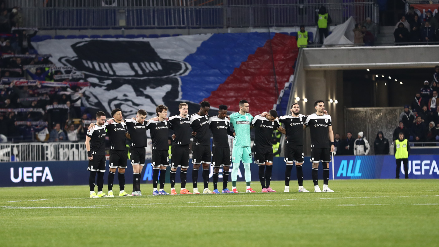 Λιόν - ΠΑΟΚ: Συγκίνηση στο ενός λεπτού σιγή για τα αετόπουλα