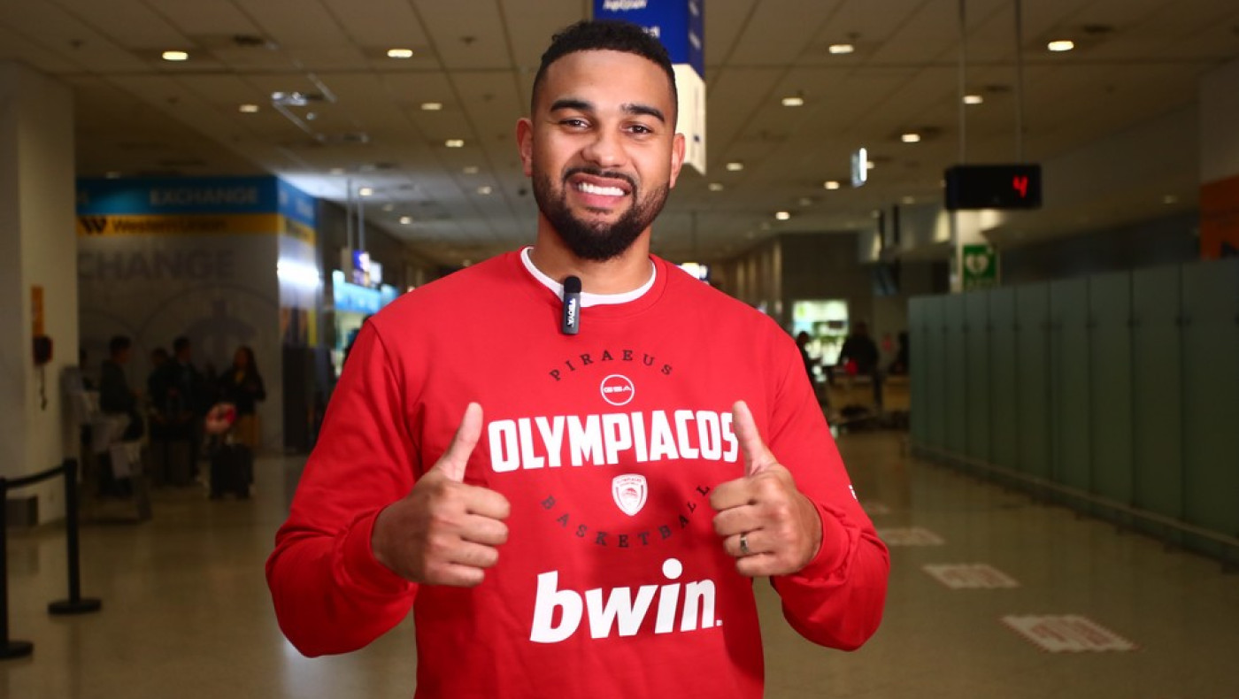 Αφίχθη για τον Ολυμπιακό ο Κόρι Τζόζεφ: «Είμαι πεινασμένος για μπάσκετ»