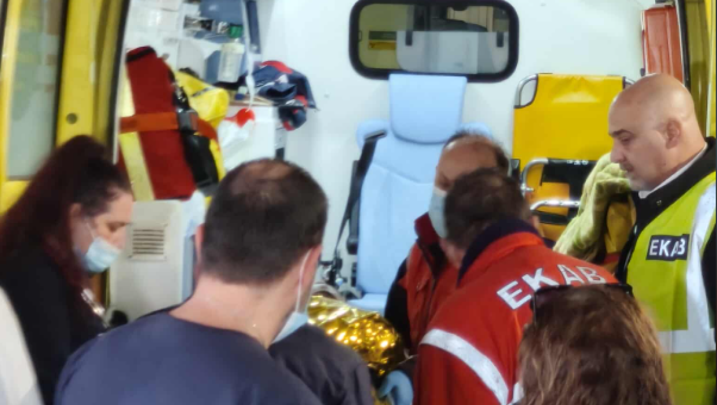 Στο νοσοκομείο Παπαγεωργίου οι τραυματίες: «Δύο παιδιά μας είναι πίσω»