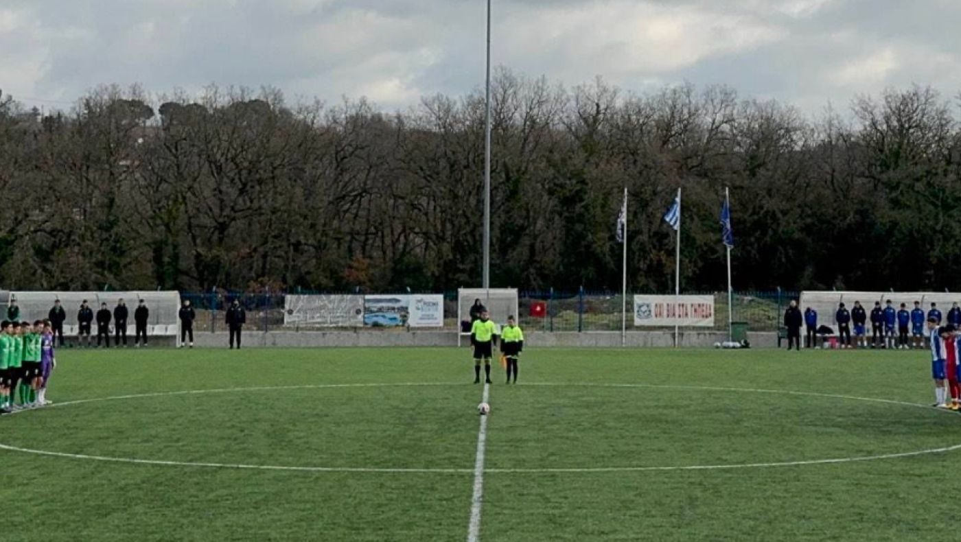 Συγκλονιστική στιγμή στο Φίλυρο: Σήκωσαν τη φανέλα με τον αριθμό «12» για τα επτά αετόπουλα