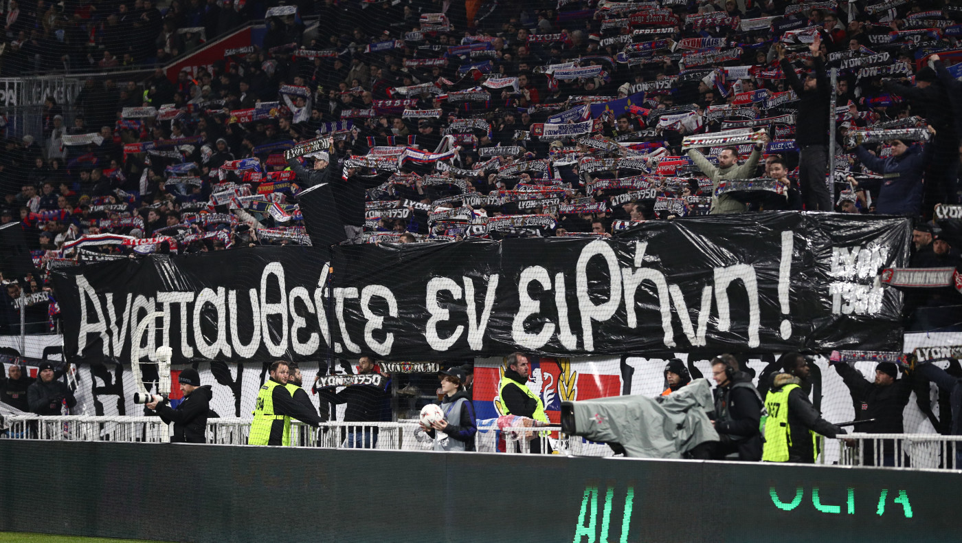 ΠΑΟΚ: Το πανό των Γάλλων στα ελληνικά και το μαύρο περιβραχιόνιο της Λυών