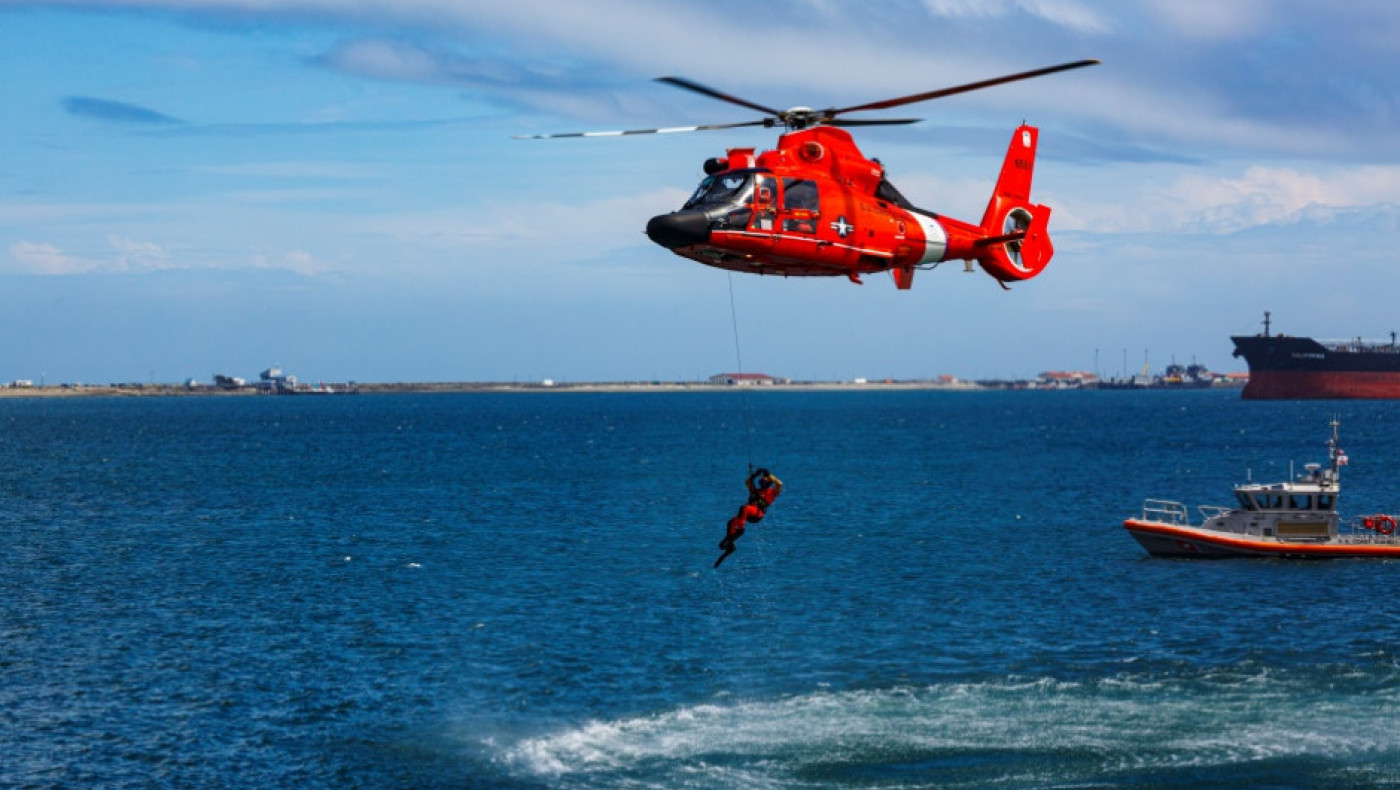 ΗΠΑ: Διάσωση που κόβει την ανάσα-Έσωσαν πλοίαρχο εν μέσω τρικυμίας (vid)