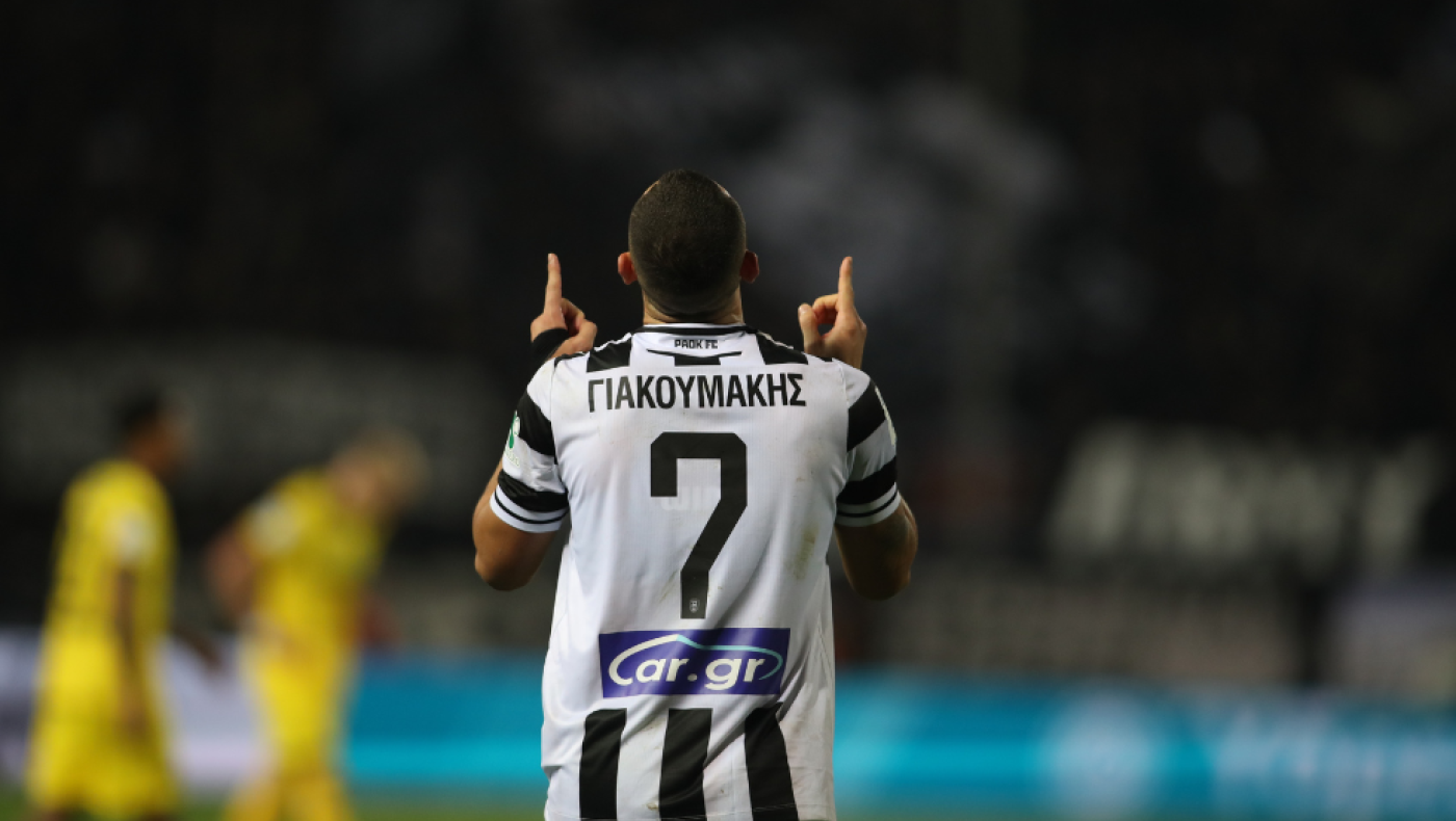 Οι... μπαλωθιές του Γιακουμάκη τον ανέβασαν στην κορυφή