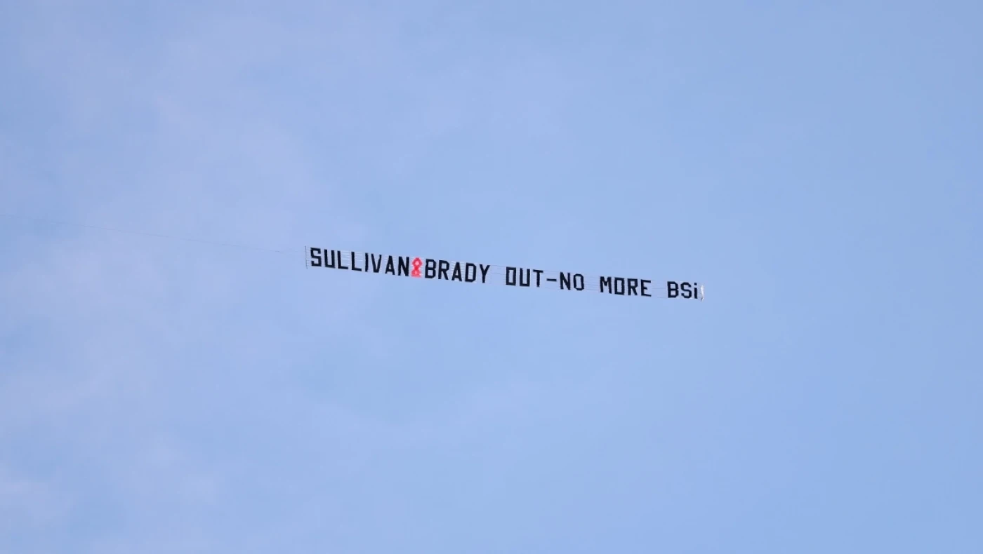 Γουέστ Χαμ: Οι οπαδοί έκραξαν τη διοίκηση με πανό σε αεροπλάνο