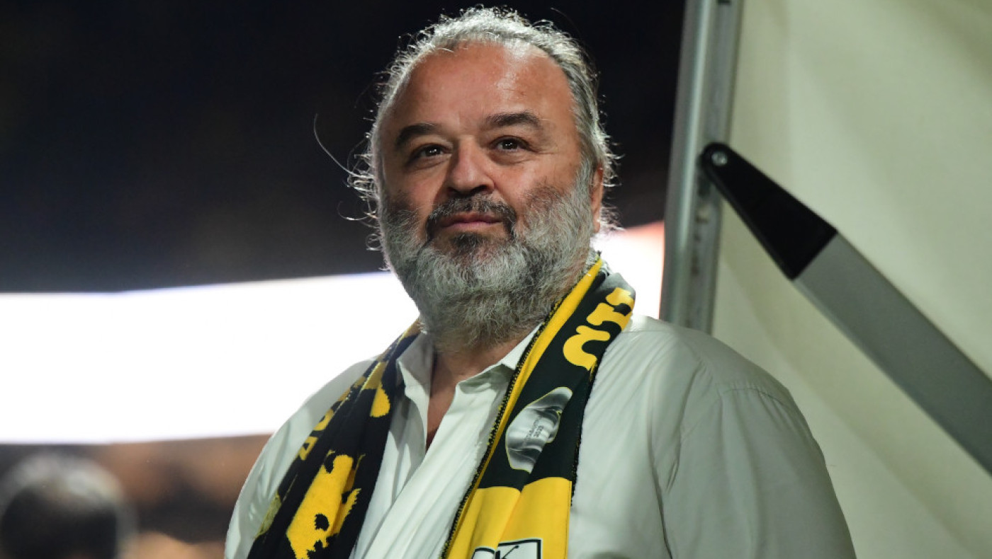 ΑΕΚ: Ο Ηλιόπουλος πήρε το μικρόφωνο και τραγούδησε στην κοπή πίτας των παλαιμάχων (vid)