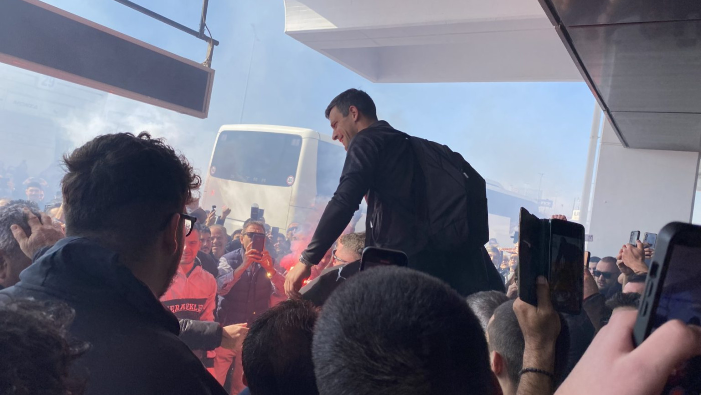 ΟΦΗ-Εντυπωσιακή υποδοχή στο αεροδρόμιο: Αποθέωση για Κόντη