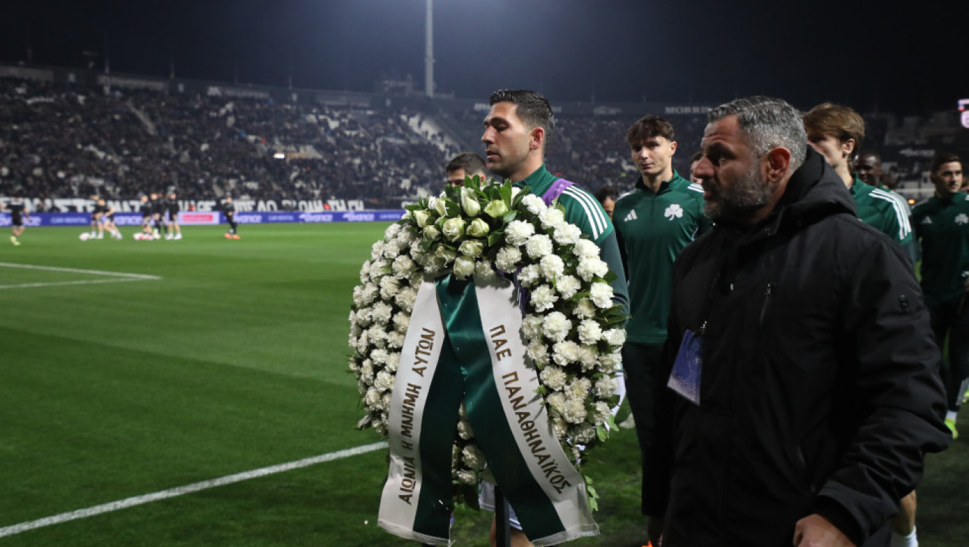 ΠΑΟΚ–Παναθηναϊκός: Οι πράσινοι κατέθεσαν στεφάνι στη μνήμη των οπαδών του Δικεφάλου