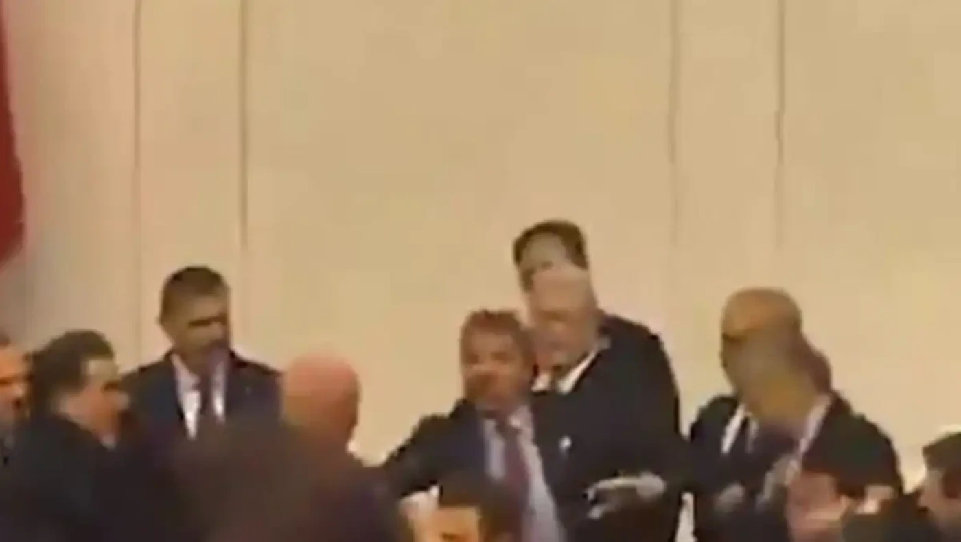 Τουρκία: Άγριο ξύλο μέσα στη Βουλή κατά τη διάρκεια της ορκωμοσίας του υπουργού Δικαιοσύνης