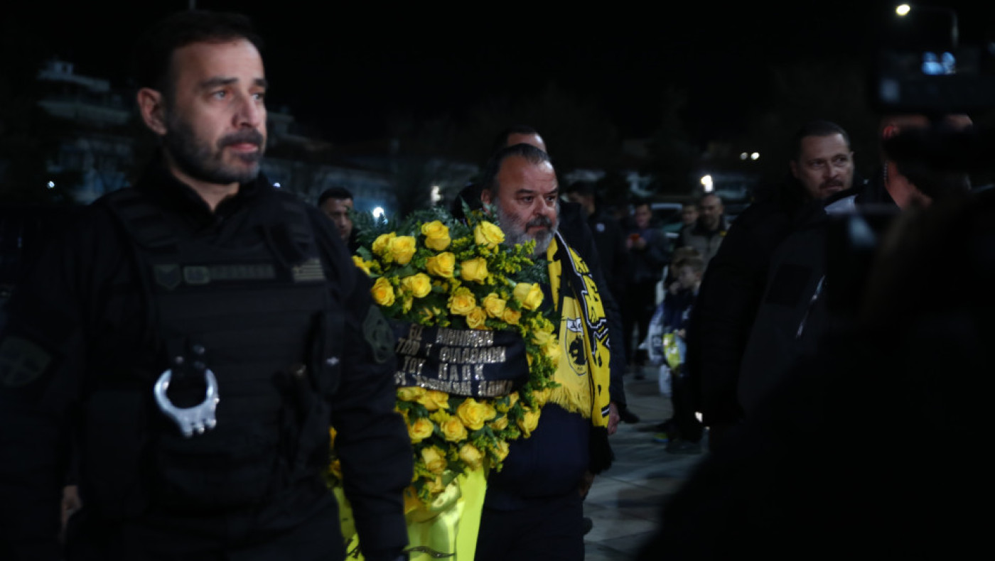 ΠΑΟΚ-ΑΕΚ: Ο Ηλιόπουλος άφησε στεφάνι στο μνημείο των αδικοχαμένων αετόπουλων