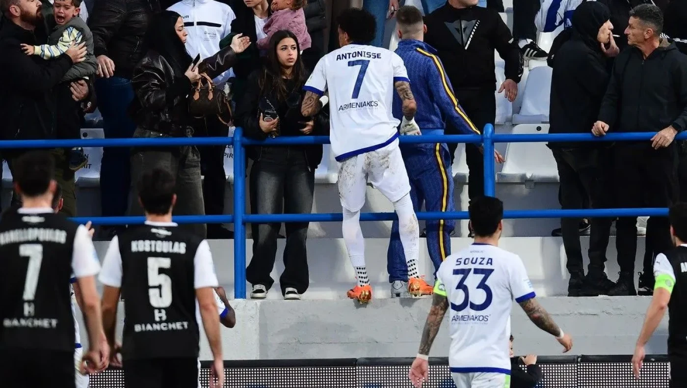Χαμός στο Κηφισιά-ΟΦΗ: Ένταση στην κερκίδα, έτρεξε να απομακρύνει τον γιο του ο Αντόνισε