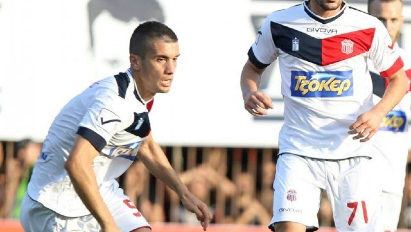 Κοιτάει      την      έξοδο       ο    Παπαστεριανός