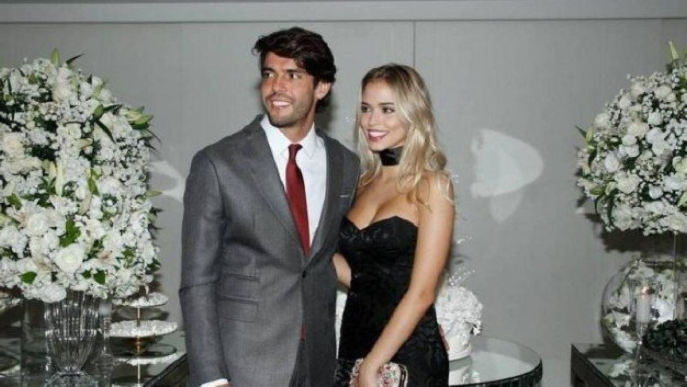 Το     νέο    κορίτσι    του Κακά... τα σπάει (pics)