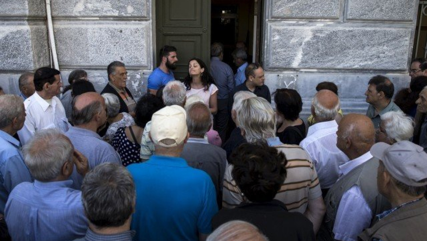 Συνταξιούχος λιποθύμησε δύο φορές περιμένοντας στην ουρά τράπεζας