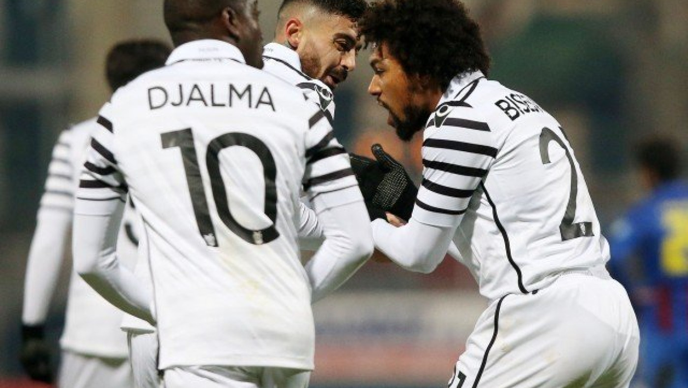 Με      ομάδα     μεγάλη     όλοι   είναι  άξιοι...