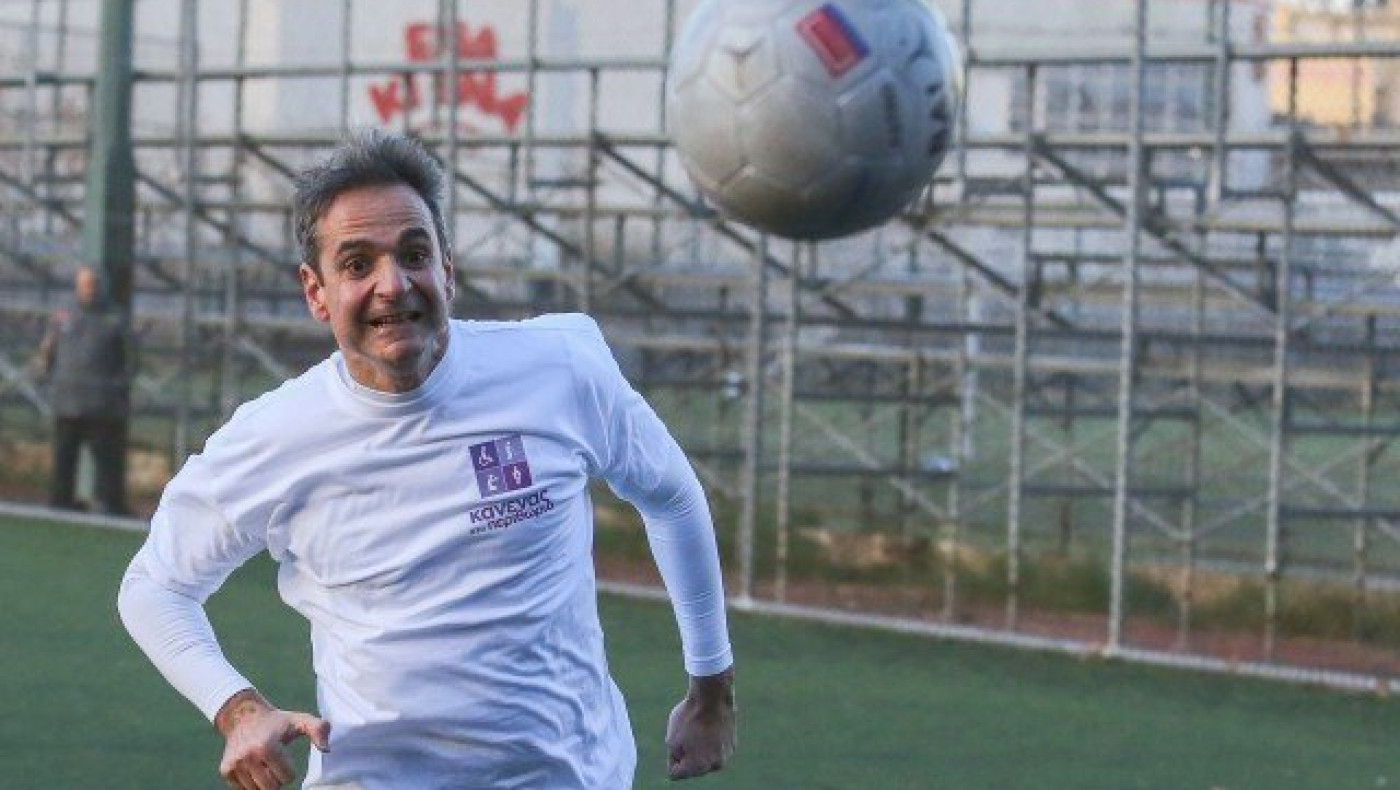 Ο Μητσοτάκης... μπαλαδόρος, παίζει ποδόσφαιρο με τον Ζαγοράκη (pics)