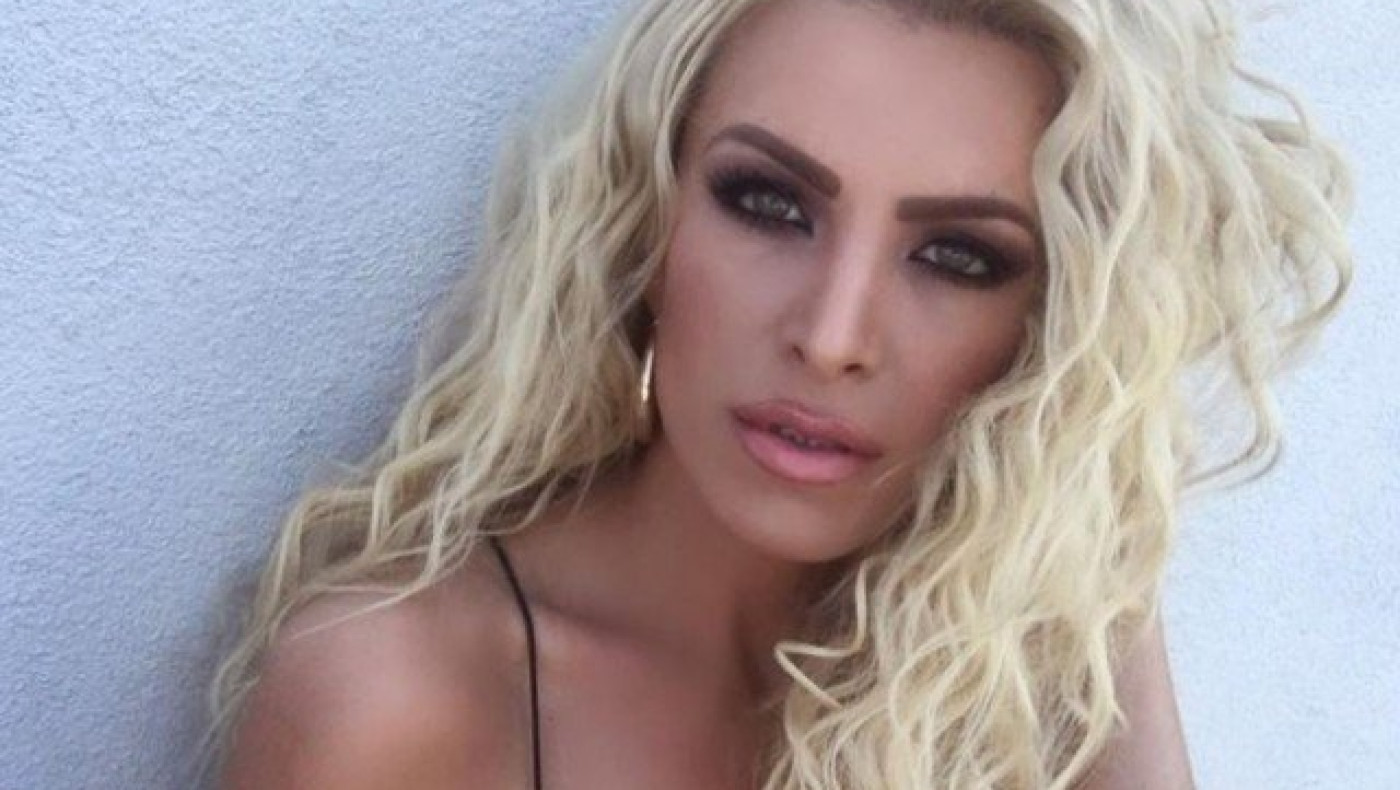 Η Καινούργιου μόνο με το...σουτιέν της                           (pic)