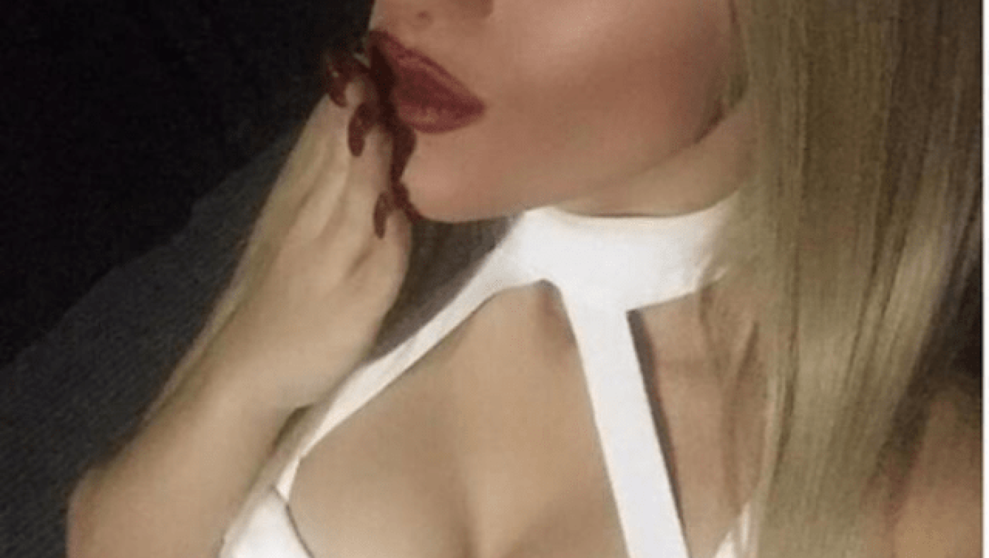 Eυχές από Ελληνίδα τραγουδίστρια με μπούστο που κολάζει!