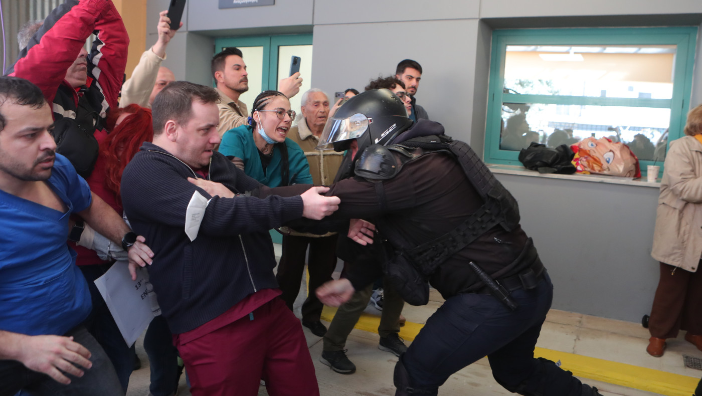 Ξύλο και γκλομπ έξω από το νοσοκομείο Νίκαιας λόγω... Άδωνι Γεωργιάδη