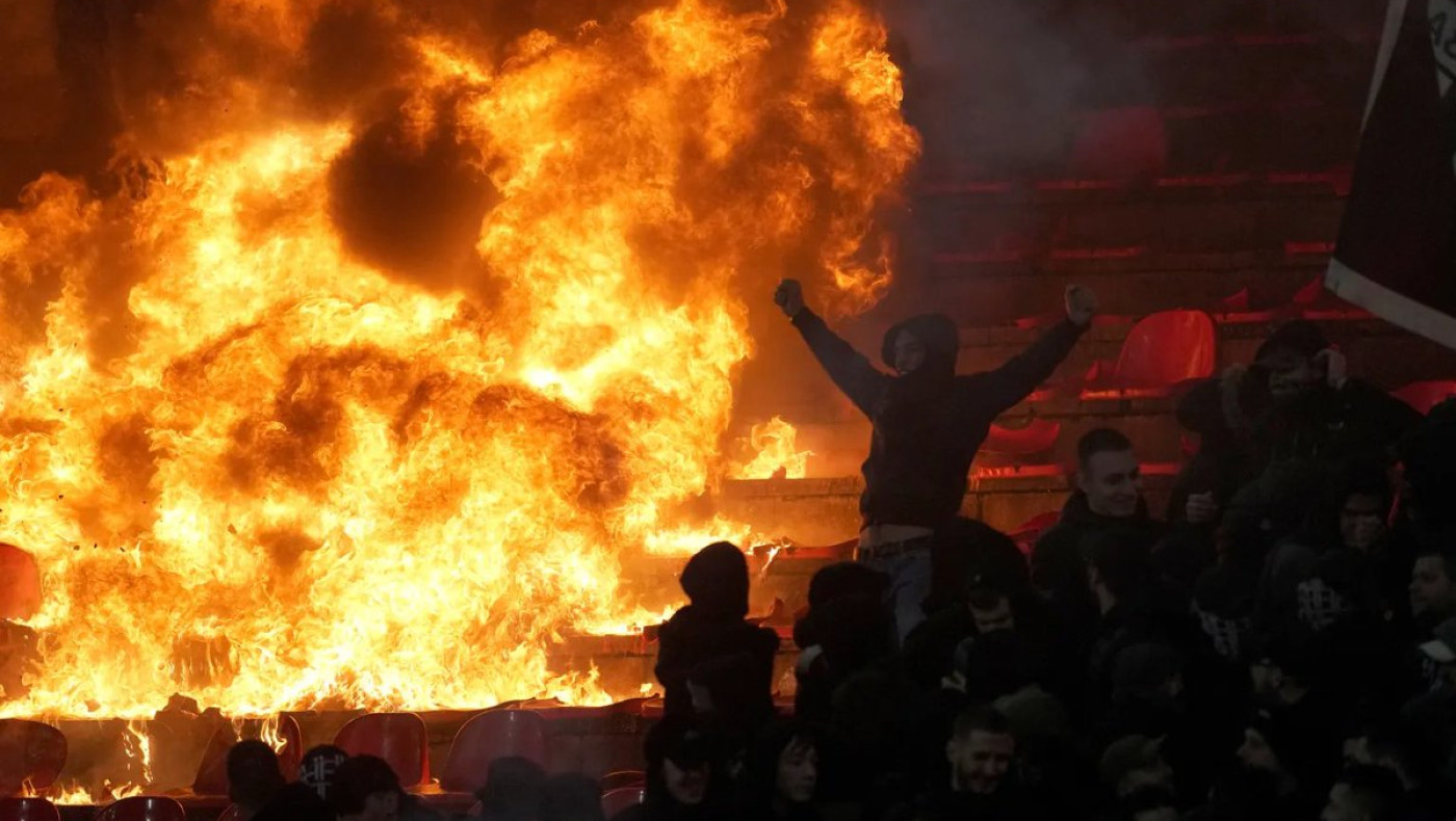 Οπαδοί της Παρτιζάν έβαλαν φωτιά στο γήπεδο του Ερυθρού Αστέρα