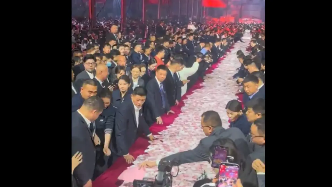 Εταιρεία μοίρασε 22 εκατ. σε... εργαζομένους - Έφευγαν με «πάκους» χαρτονομισμάτων