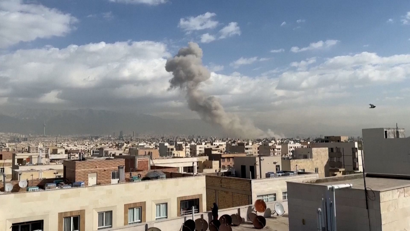 Σήκωσε το «γάντι» ο Χαμενεΐ: «Θα είναι συντριπτική η απάντηση του Ιράν»