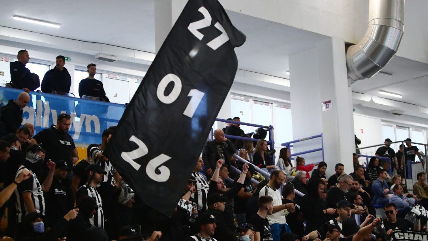 Το συγκλονιστικό πανό στην Χαλκίδα για τους επτά αδικοχαμένους οπαδούς του ΠΑΟΚ