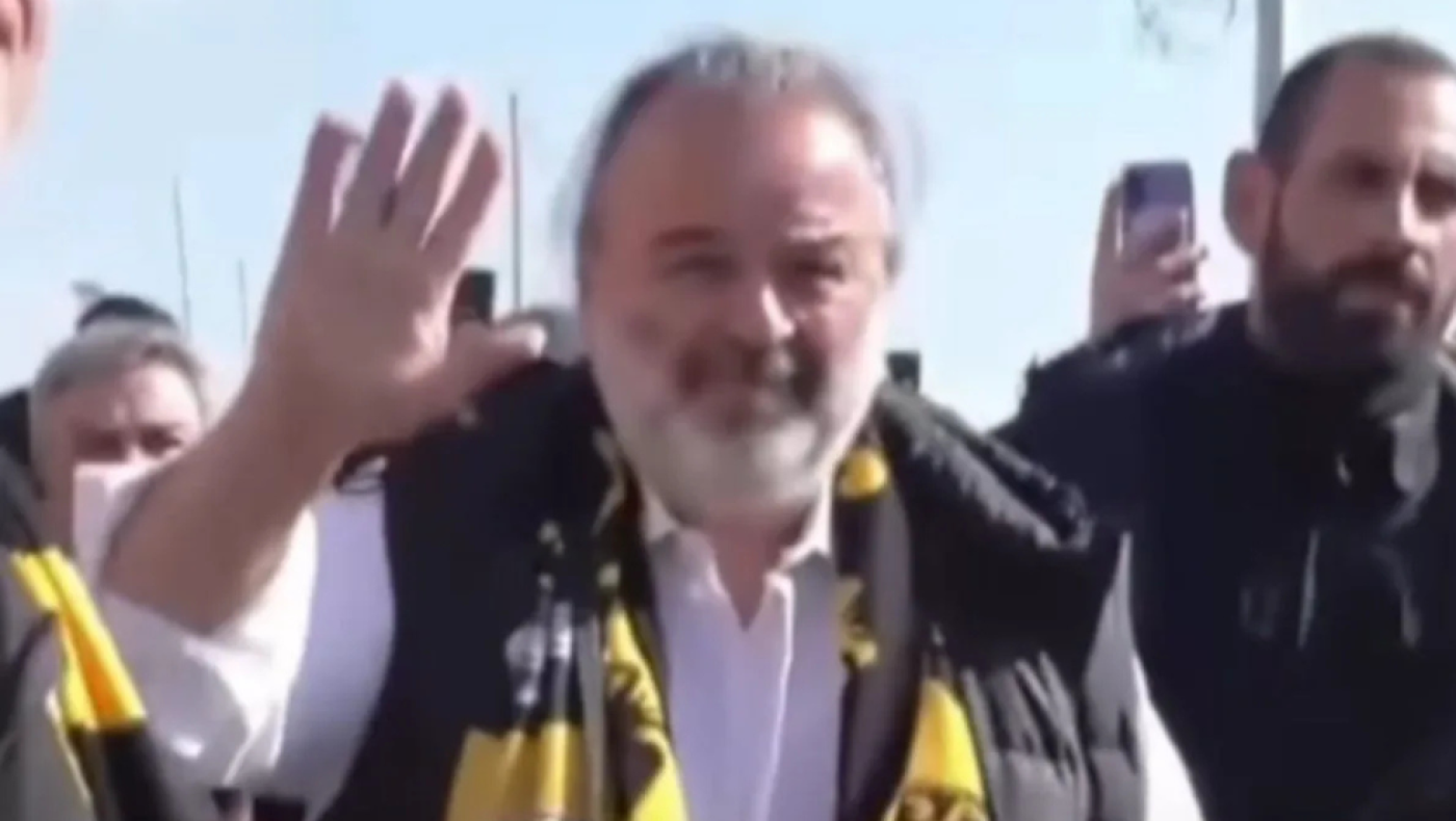 Μάριος Ηλιόπουλος: Αποθέωση από οπαδούς της ΑΕΚ στην παραλία του Βόλου