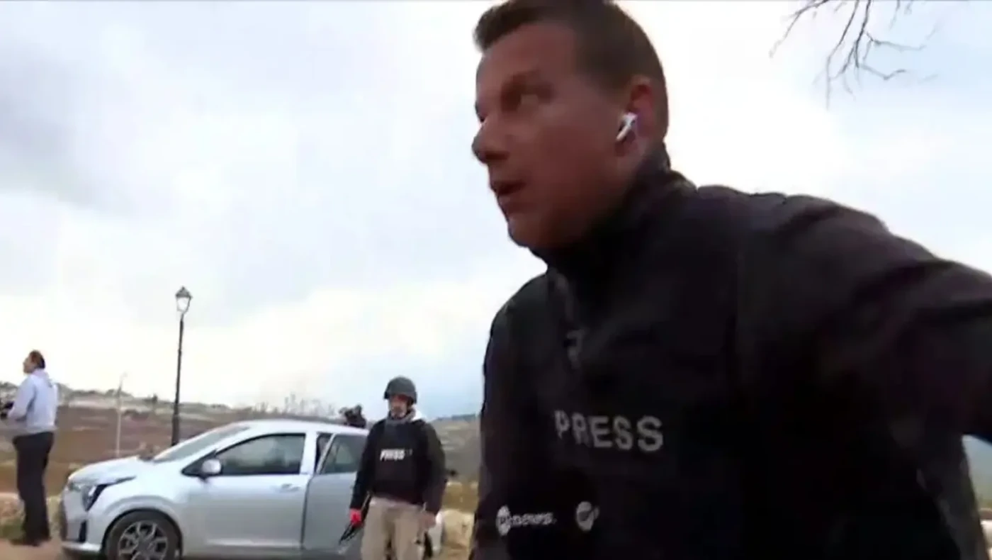 Βίντεο: Η στιγμή που δημοσιογράφος της ΕΡΤ και το συνεργείο τρέχουν να σωθούν στα σύνορα Ισραήλ-Λιβάνου