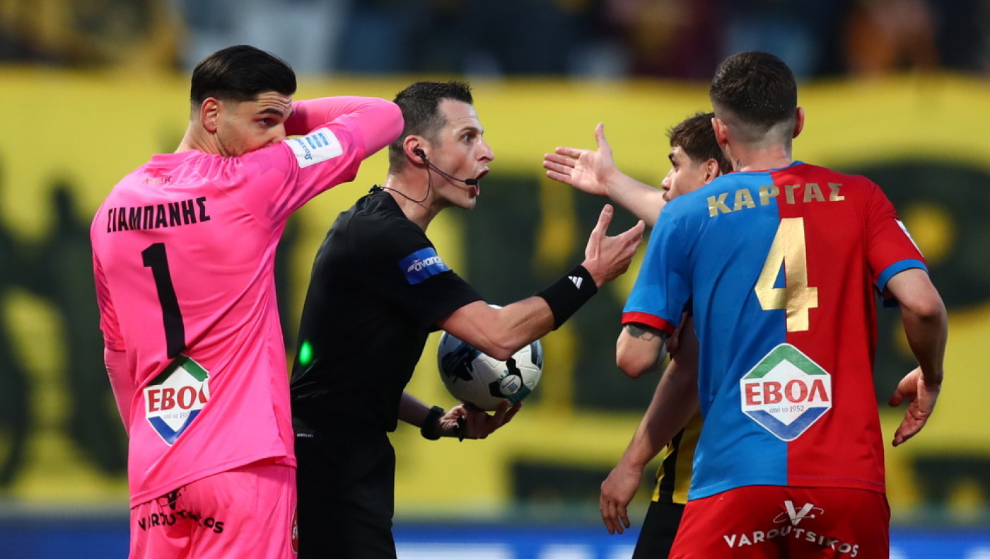 Οργή Βόλου κατά διαιτησίας: «Σφαγή, ντροπή στον Τσιμεντερίδη!»