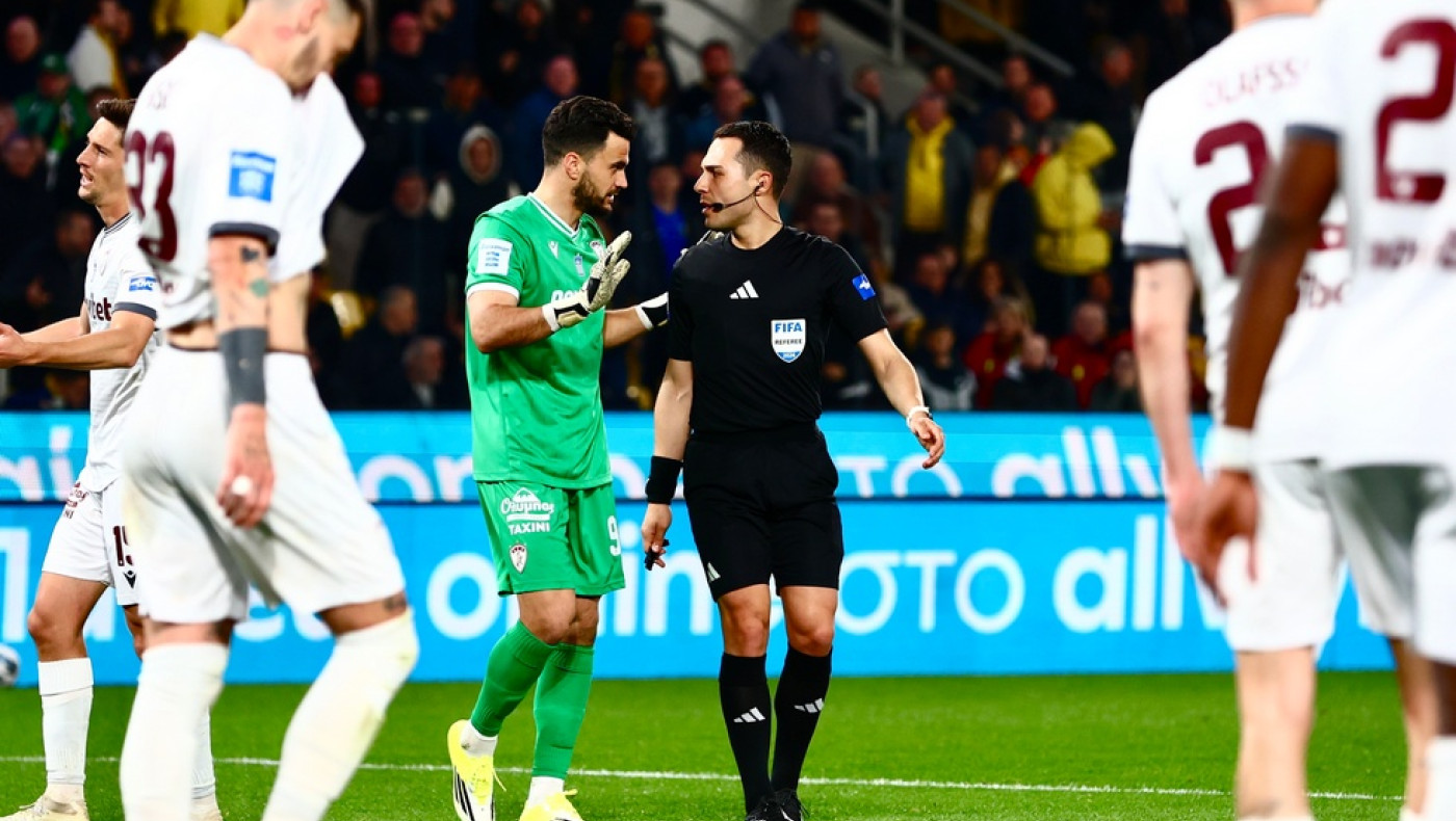 Πυρ και μανία στην ΑΕΛ: «Ανύπαρκτο κόρνερ πριν το γκολ της ΑΕΚ, κόκκινη στον Γιόβιτς»