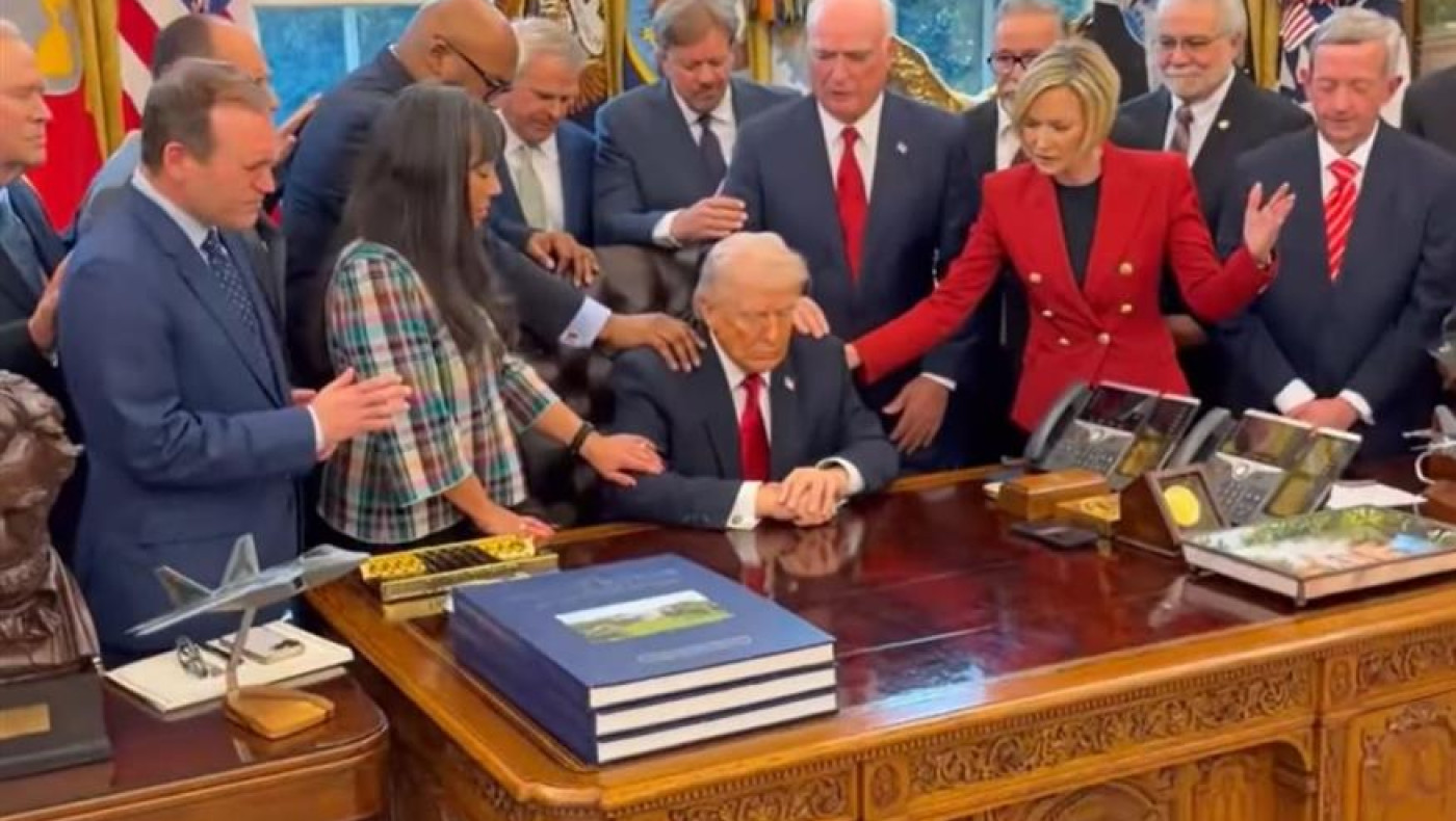 Πάστορες προσευχήθηκαν μαζί με τον Τραμπ στο οβάλ γραφείο!