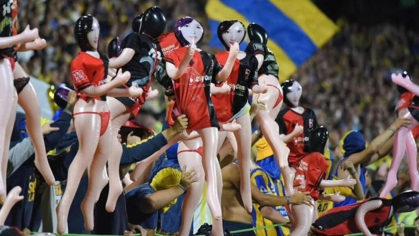 Οπαδοί της Ροζάριο φόρεσαν σε φουσκωτές κούκλες φανέλες της Νιούελς