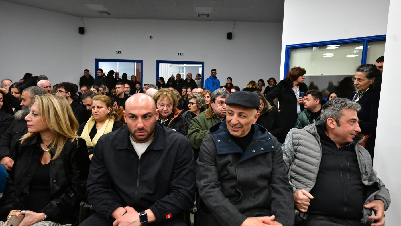 Εντάσεις στην έναρξη της δίκης για τα Τέμπη: «Θα σε σκίσω, αλήτη»