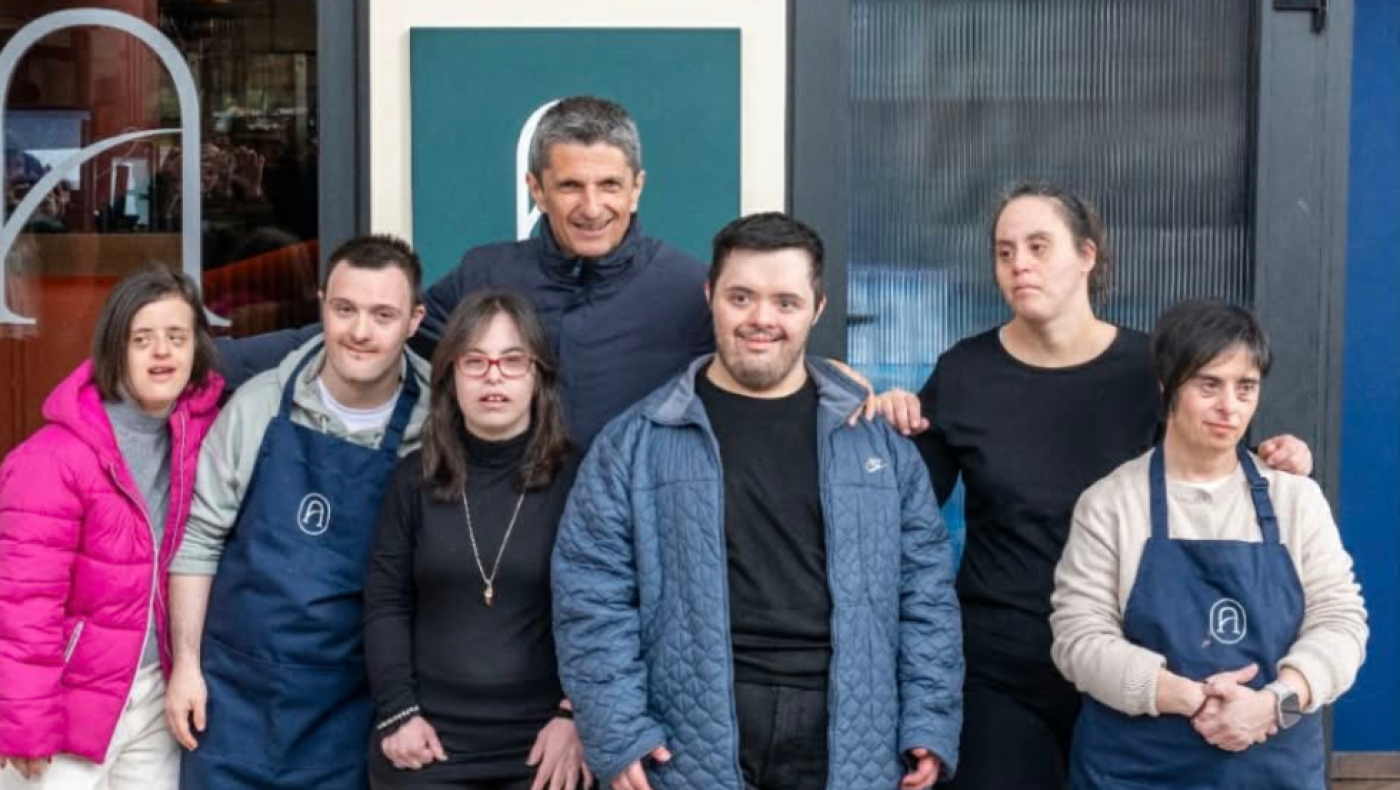 Η συγκινητική συνάντηση παιδιών με σύνδρομο down με τον Λουτσέσκου