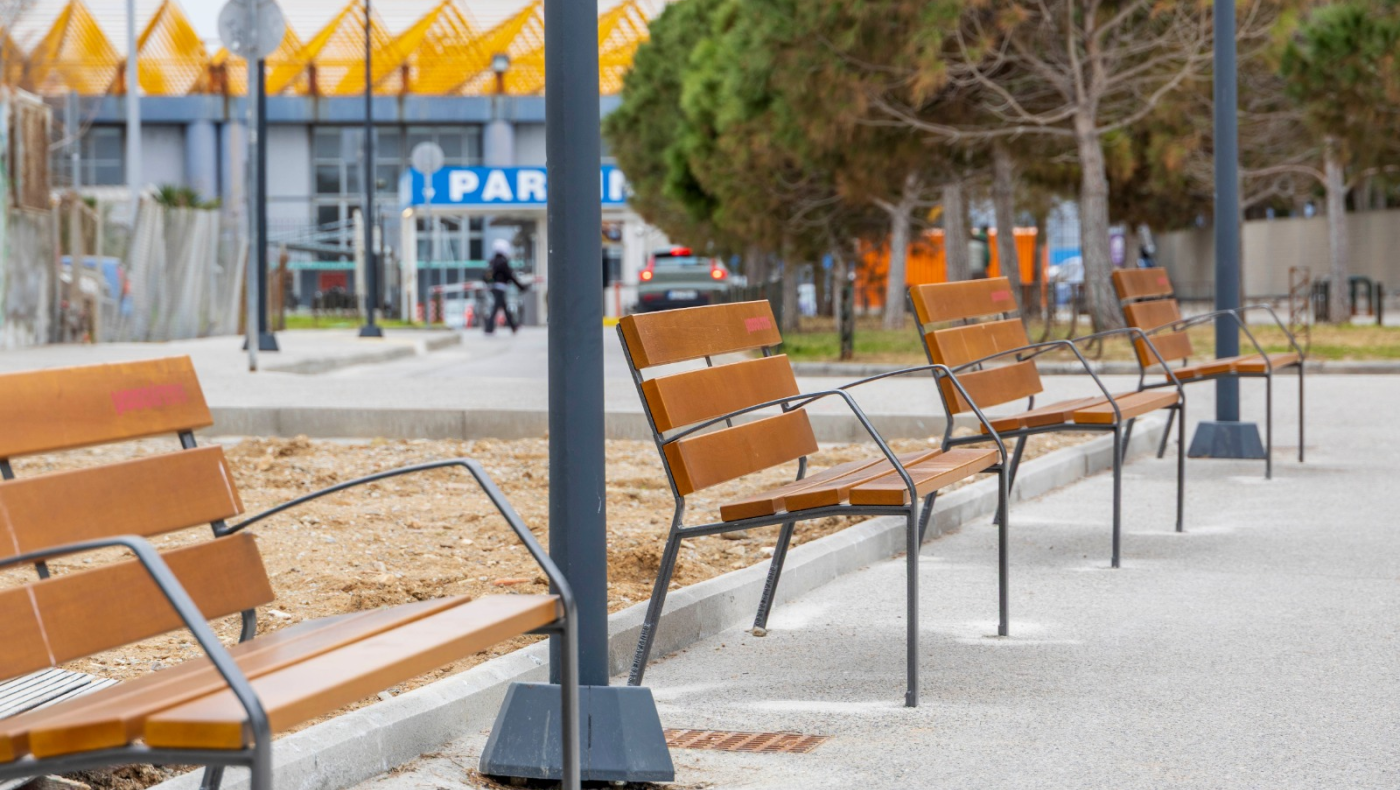 Θεσσαλονίκη: Παραδόθηκαν διακόσια νέα παγκάκια στην πόλη