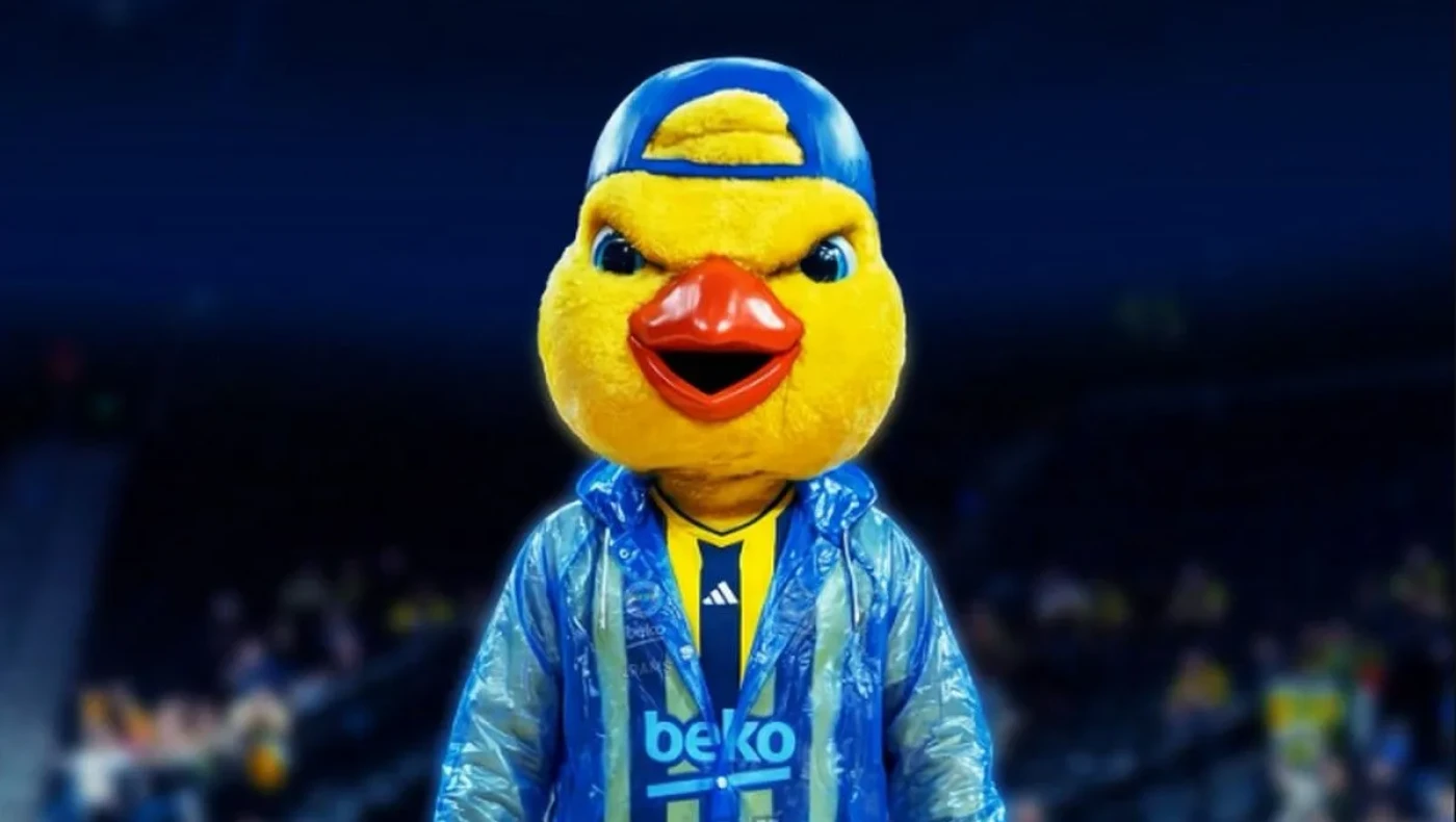 Η μασκότ της Φενέρ με... αδιάβροχο λόγω της κακοκαιρίας «Byron»