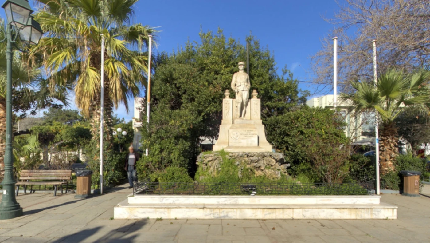 Ελευσίνα: Έπαιξε ο ύμνος της χούντας σε κατάθεση στεφάνων για την 25η Μαρτίου