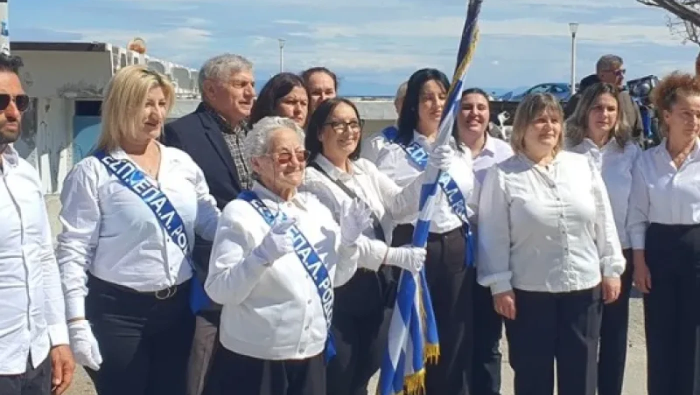 Ρόδος: Η 82χρονη κυρία Σοφία, μαθήτρια του Εσπερινού ΕΠΑΛ, παρήλασε μπροστά σε χιλιάδες κόσμου