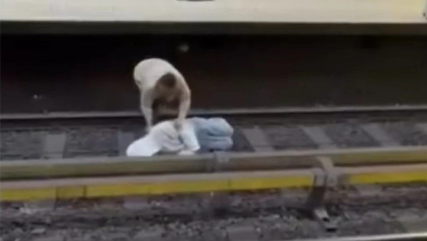 Ξάπλωσε στις ράγες του μετρό και... περίμενε τον συρμό