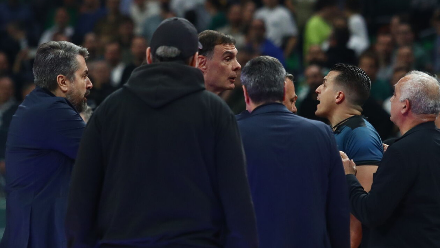 Καταγγελία Ολυμπιακού: «Άνθρωπος που συνόδευε τους διαιτητές είπε «φύγε από εδώ ρε μ@λ@κ@» στον Μπαρτζώκα»