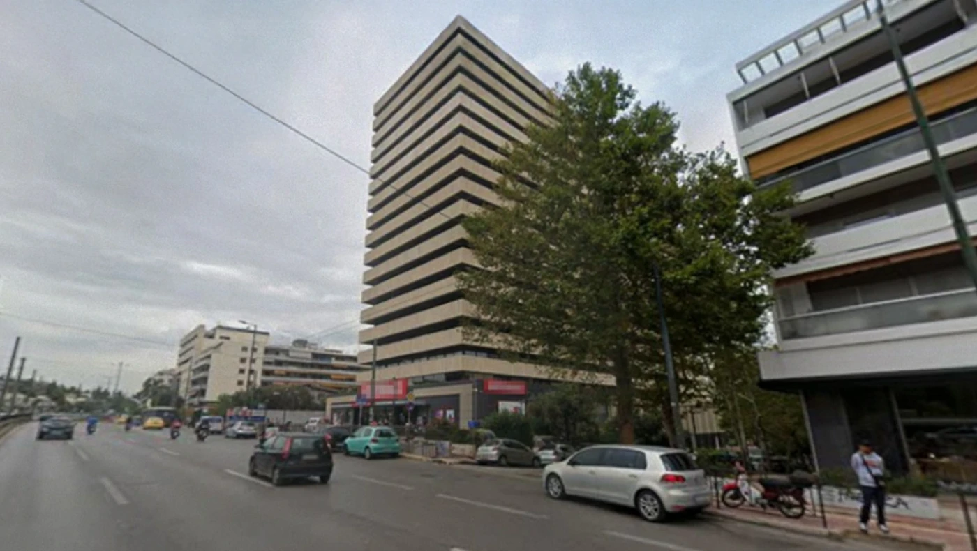 Απίθανο σκηνικό: Εντόπισαν κοτόπουλα, πτηνά και κατσίκια σε ταράτσα πολυκατοικίας!