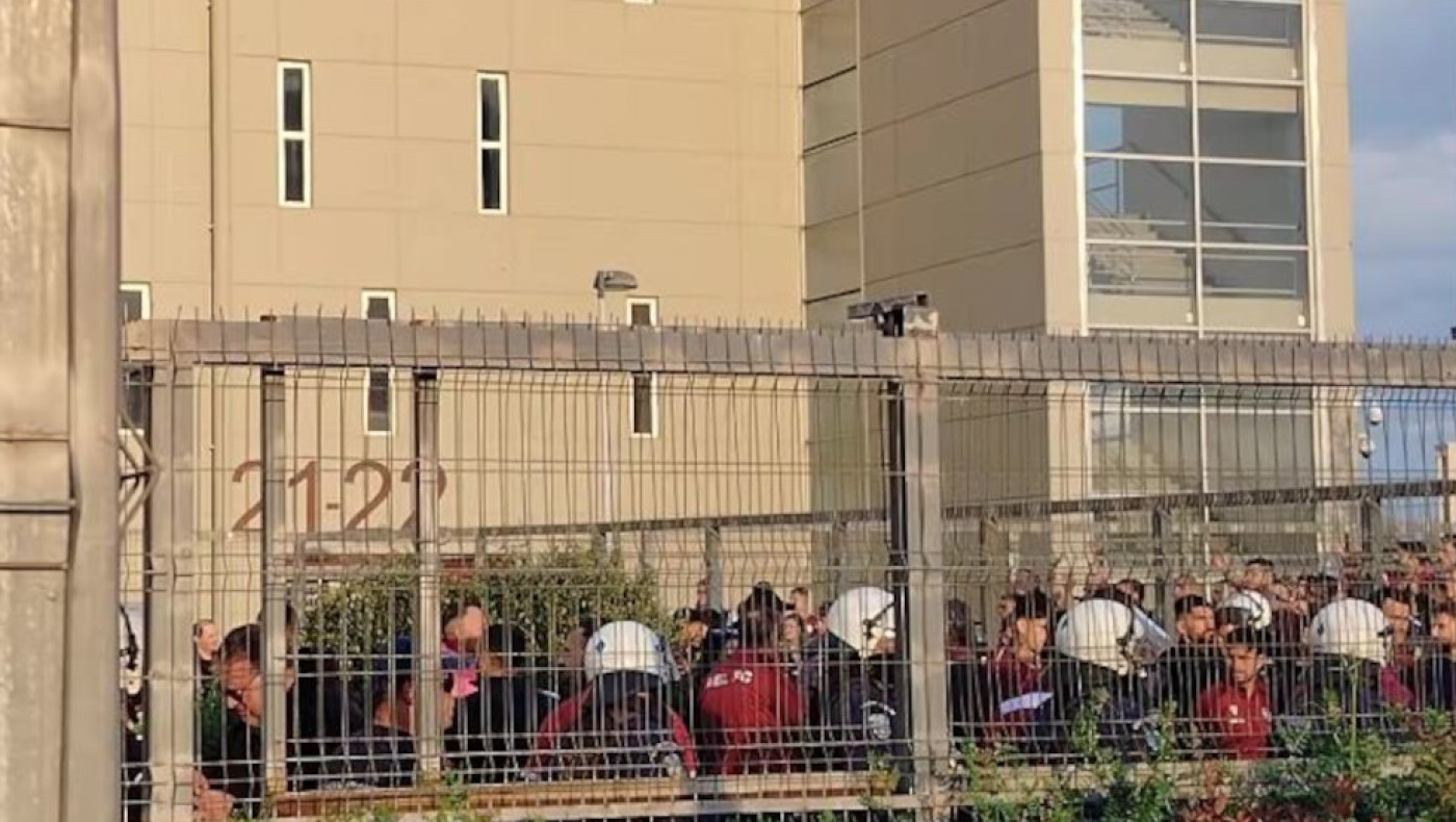 ΑΕΛ: Έντονες αποδοκιμασίες έξω από την AEL FC Arena και ένταση με Σαγάλ-Μασόν