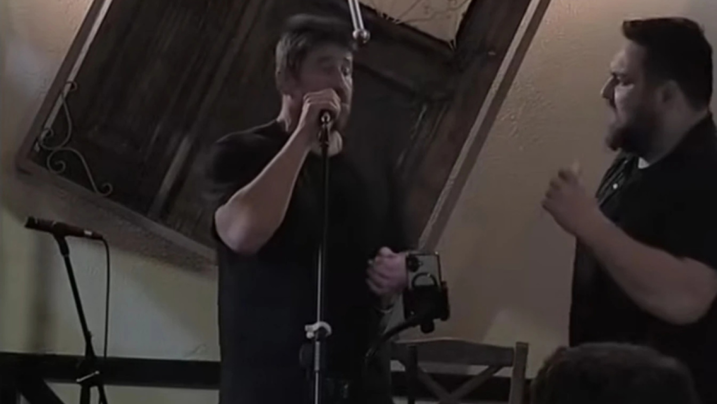 Ο Αλέξης Γεωργούλης τραγούδησε σε ταβέρνα και ξεσήκωσε τα πλήθη